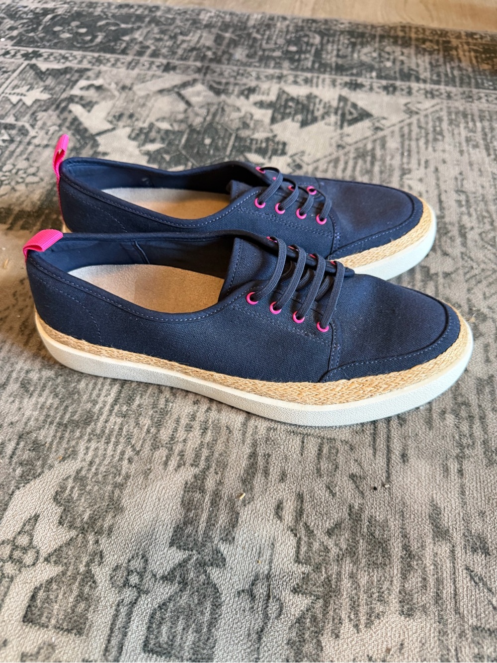 Vionic Women’s Navy Canvas Sneaker with Pink Accents size 8